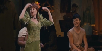 视频：尼古拉·罗伯茨在英国版《哈迪斯城》