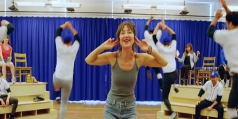 Video: Carmen Cusack canta 'La Iglesia del B??isbol' en los ensayos de BULL DURHAM