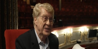 Vídeo: Michael Crawford Reflete sobre o Papel em O FANTASMA DA ÓPERA no CBS MORNINGS