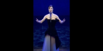 Wideo: Zobacz, jak Dylan Mulvaney z SIX śpiewa \"Edelweiss\" na Broadway Backwards