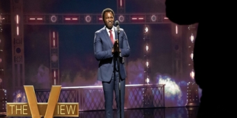 वीडियो: जोशुआ हेनरी ने THE VIEW पर 'मेक देम हियर यू' का प्रदर्शन किया