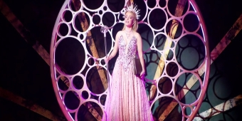 Video: WICKED-Brasilien-Stars führen „Sem Perdão à Bruxa“ (Niemand betrauert die Hexe) auf