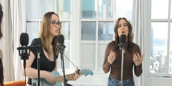 Vídeo: Assista a Jessica Vosk, Ingrid Michaelson e Abigail Sparrow interpretando 'Winter Song' em uma nova versão ao vivo