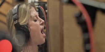 비디오: 카이시 레비가 '백 투 비포'를 녹음하는 모습을 감상하세요 - 뮤지컬 래그타임