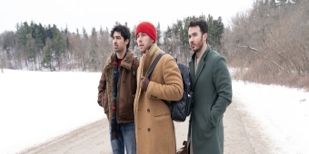 Vídeo: Jesse Tyler Ferguson estrela como Papai Noel no trailer de A VERY JONAS CHRISTMAS MOVIE