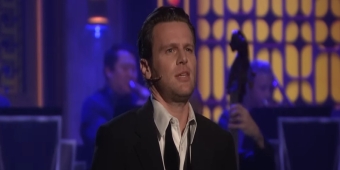 ビデオ: ジョナサン・グロフ、『ザ・トゥナイト・ショー』で JUST IN TIME より『マック・ザ・ナイフ』を披露