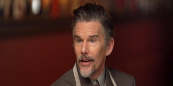 Video: Kijk hoe Ethan Hawke zijn Sardi's-portret ontvangt bij CBS SUNDAY MORNING