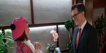 Video: El tráiler oficial de la temporada 3 de ELSBETH presenta nuevos invitados especiales como Stephen Colbert, Annaleigh Ashford y más.