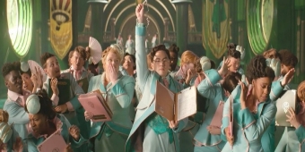 Video: Dietro le quinte di WICKED: FOR GOOD con Bowen Yang e Bronwyn James