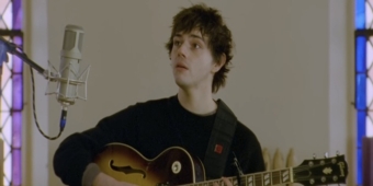 Video: Jack Wolfe führt „EPIC I“ aus HADESTOWN in Prophecy Hall auf