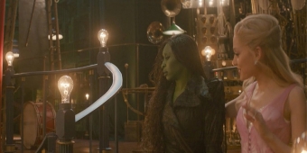 वीडियो: एरियाना ग्रांडे और सिंथिया एरिवो ने 'फॉर गुड' गाया नए WICKED फीचरेट में