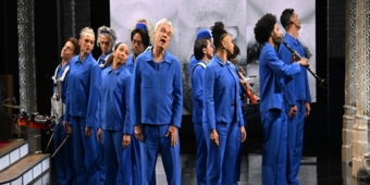 视频：观看大卫·拜恩在《深夜秀》上表演《当我们歌唱时》