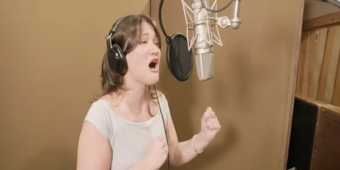 Видео: Смотрите, как Айза Брионес поет "Who’s Sorry Now" в спектакле JUST IN TIME на Бродвее