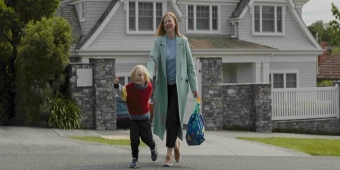 Video/Fotos: Sarah Snook sucht nach vermisstem Sohn im Trailer zu ALLES IHRE SCHULD