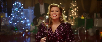 VIDEO: Kelly Clarkson Sings 'Merry Christmas Baby' From NBC Holiday Special 