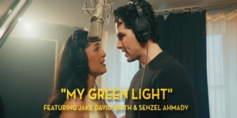 वीडियो: डेविड स्मिथ और सेनज़ेल अहमदी ने 'माय ग्रीन लाइट' गाया THE GREAT GATSBY से
