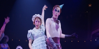 वीडियो: रीव कार्नी और ईवा नोबलेजादा लंदन में 'कैबरे एट द किट कैट क्लब' में