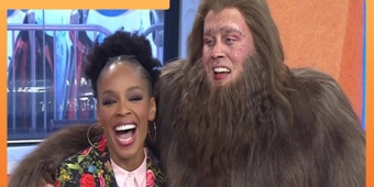 Video: Grey Henson indossa il costume di BIGFOOT! per un'apparizione al TODAY