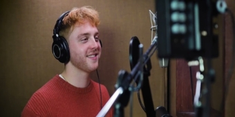 Video: Sam Tutty nimmt "About To Go In" von TWO STRANGERS Cast Recording auf