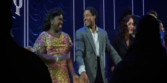 视频：与迈尔斯·弗罗斯特出演的《CHEZ JOEY》在Arena舞台剧院谢幕