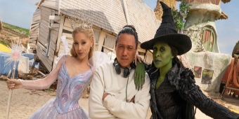 Video: Jon M. Chu blickt in neuem Featurette auf seine WICKED-Reise zurück