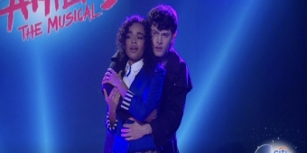 動画: ローナ・コートニーとケイシー・ライクスが『ヘザース』の「セブンティーン」を『TODAY』で披露