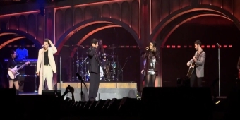 Video: Adrienne Warren herenigt zich met Nick Jonas voor 'This Christmas' tijdens Jonas Brothers-concert