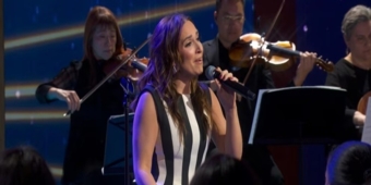 视频：Jessica Vosk 在《早安美国》演唱《Wind Beneath My Wings》