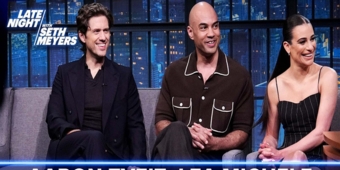 ビデオ: CHESSスターたちがSETH MEYERSの深夜番組で新キャスト録音について振り返る