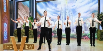 Видео: Вокальный состав Бродвея "КНИГА МОРМОНОВ" исполняет "Два по Два" на "VIEW"