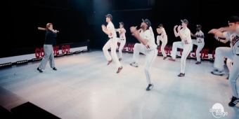 Vídeo: Elenco de DAMN YANKEES apresenta 'Shoeless Joe from Hannibal, MO'