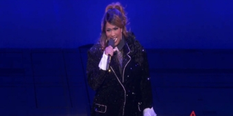 فيديو: جينيفر هوليداي تغني "أنا كما أنا" في برودواي للخلف 2026