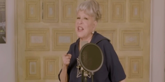 视频：贝特·米德勒携手百老汇好友发布反特朗普抗议歌曲