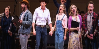 ビデオ：カーネギーホールでのコンサートから『オクラホマ！』のタイトルソングを観る