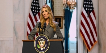 视频：Laura Benanti 饰演的梅拉尼娅·特朗普在《深夜秀》上的新闻发布会讲话