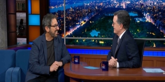 Video: Ray Romano teilt, wie sein 'Jahr des Ja' zum Broadway-Stück ALL OUT: COMEDY ABOUT AMBITION führte