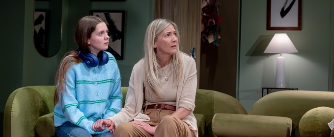 Photos: Kym Marsh and Lisa Faulkner in SINGLE WHITE FEMALE UK Tour