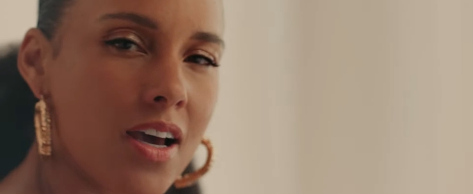 Video: Alicia Keys and Amanda Reid Perform 'The River' From HELL'S KITCHEN; Deluxe Album Out Now