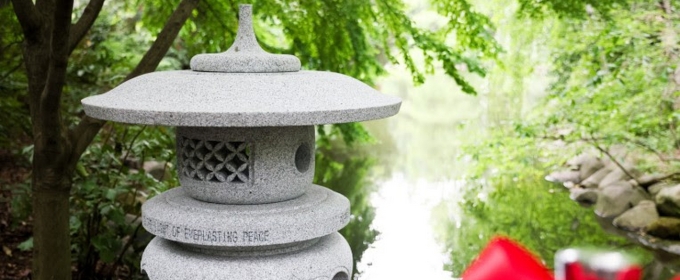 Brooklyn Botanic Garden Presented with Peace Lantern from Japan Institute of Portland Japanese Garden