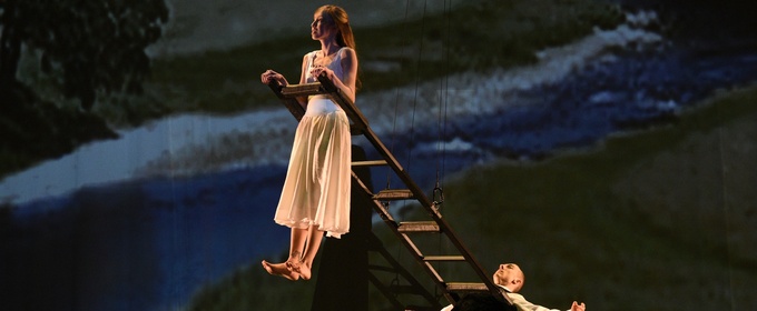 Review: MOMIX's ALICE Returns to The Joyce Theater