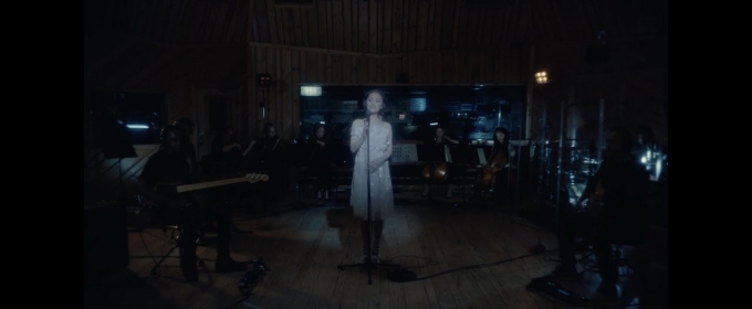 Video: Ariana Grande Shares Live Version of 'Santa Tell Me'