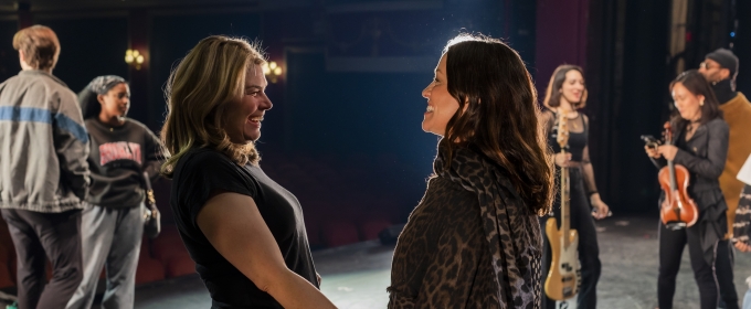Photos: Alanis Morissette Visits The Cast Of JAGGED LITTLE PILL Backstage At The Photos