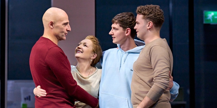 Photos: Mark Strong, Lesley Manville, and More Star In OEDIPUS West End Photo