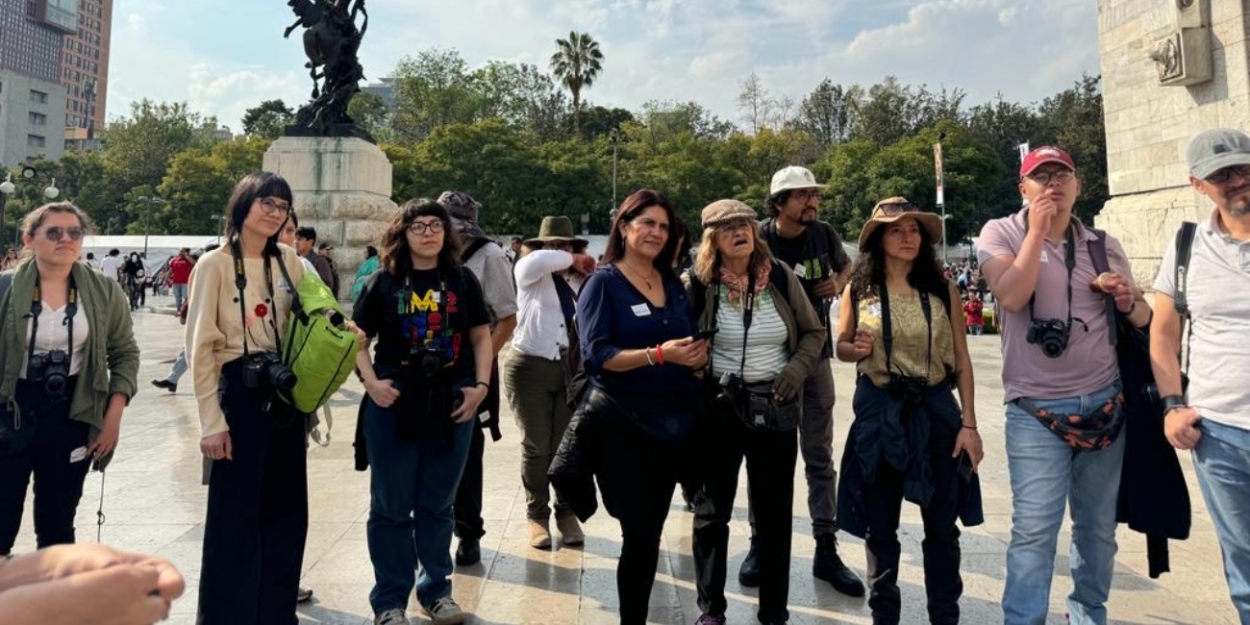 Caminatas Fotográficas Por La Ciudad, Entre Las Actividades De La Exposición Mexichrome. Fotografía Y Color En México  Image