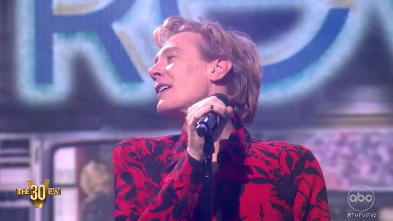 Clay Aiken Performs REWIND, Talks JOYFUL NOISE Vegas Return on THE VIEW Video