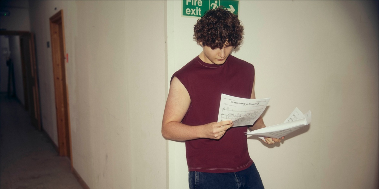 हेनरी पैटर्सन ने डेब्यू म्यूजिकल थिएटर एल्बम 'ब्रॉडवे मेबी' सेट किया 