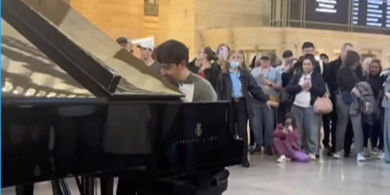 Lin-Manuel Miranda sorprende a Grand Central con una actuación al piano para la exposición 'Dear New York' 