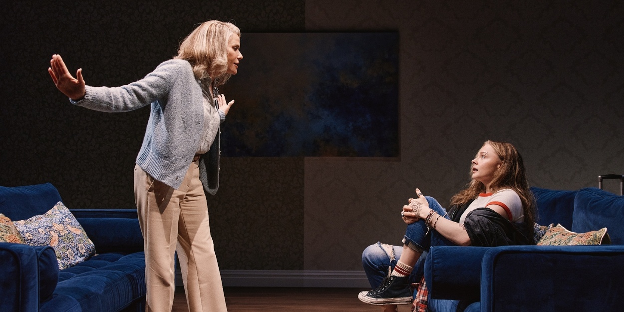 评论汇总：克洛伊·格蕾丝·莫瑞兹、艾米·兰德克和里弗·里佩-史密斯主演的《卡罗琳》在MCC剧院上演 