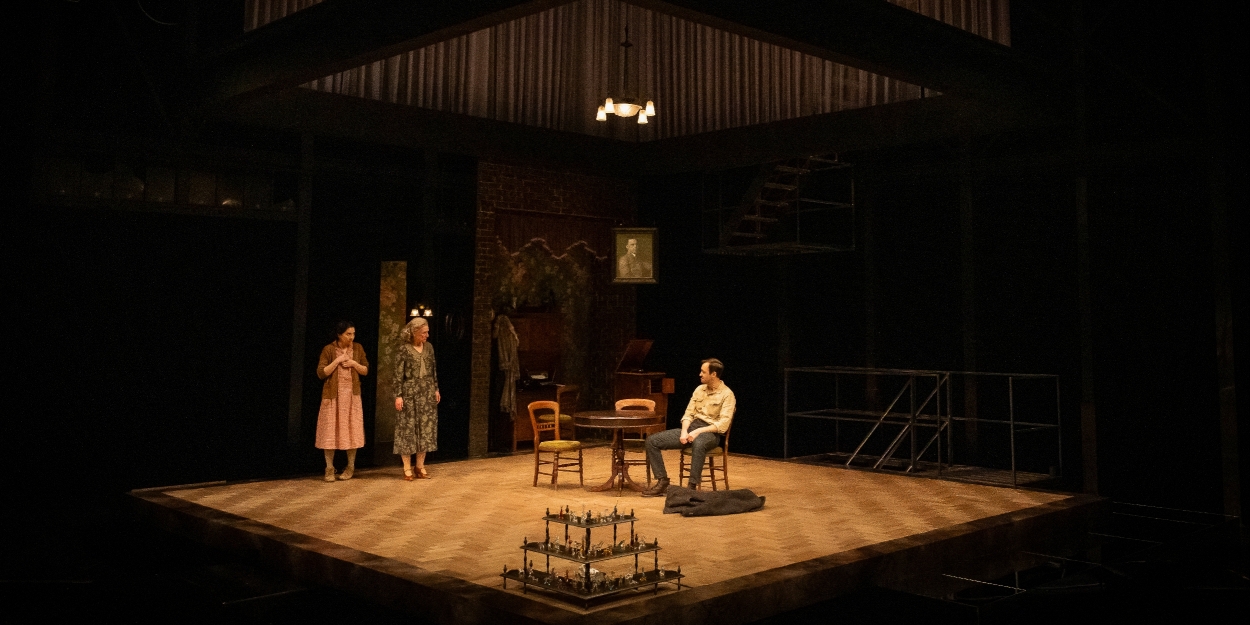 Review: THE GLASS MENAGERIE at Alley Theatre Photo