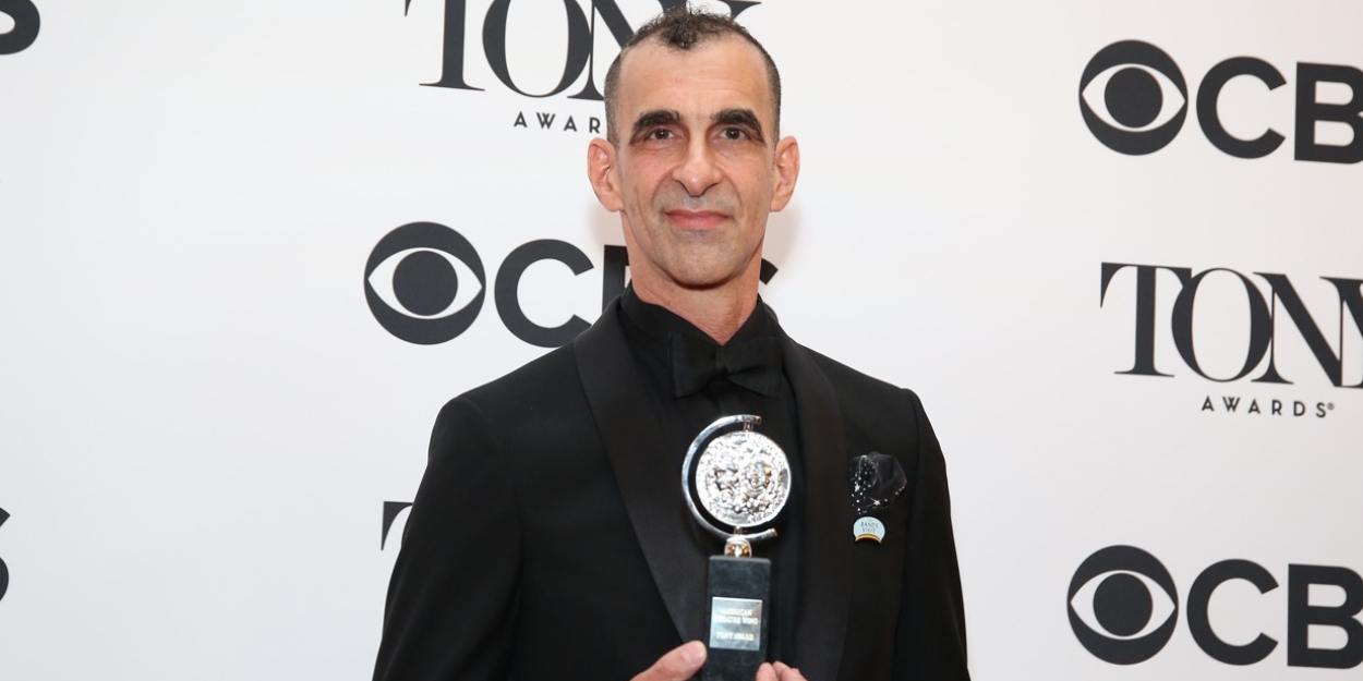 DER ORCHESTRATOR VON THE BAND'S VISIT, Jamshied Sharifi, stirbt im Alter von 64 Jahren. 